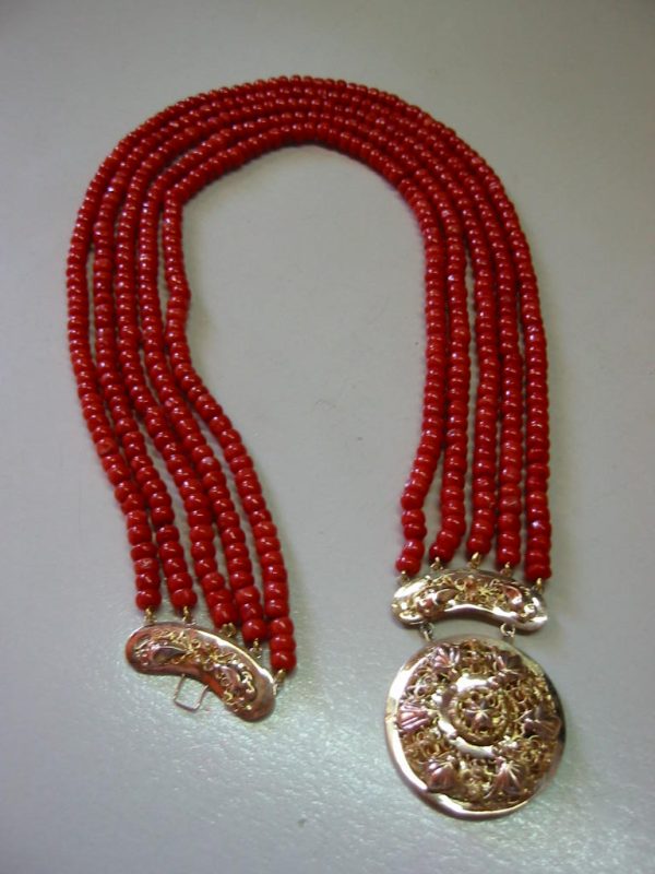 Collier Bloedkoraal met antiek gouden slot