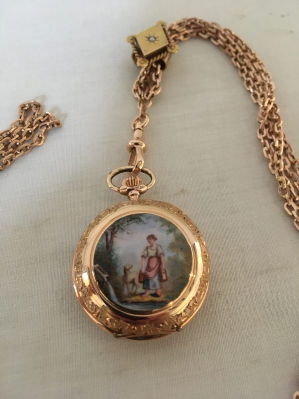 Gouden Dames remontoir met geëmailleerde achterzijde en collier